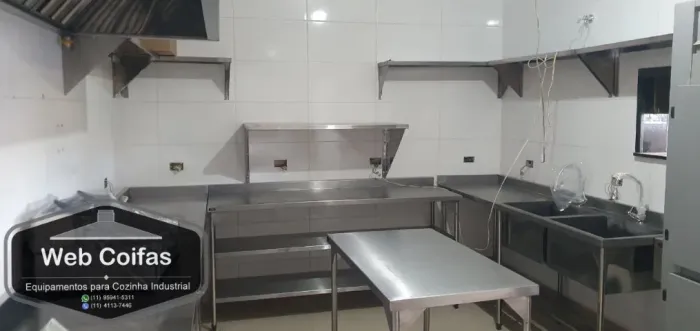 Prateleira Lisa ou Gradeada com mão francesa, em aço INOX 430 escovado sob medida !