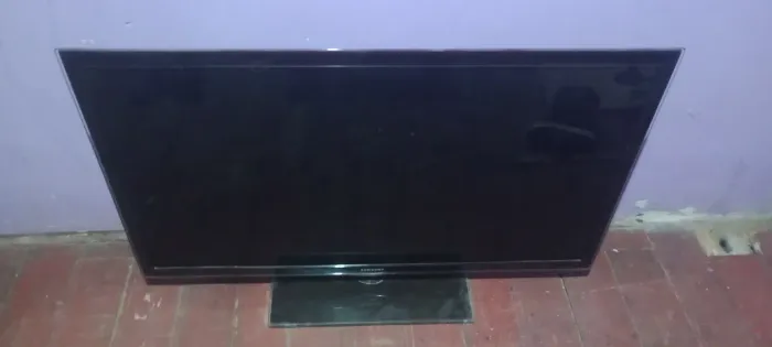 Vendo tv smart 46 pl muito boa só trocar ledes que escureceu pouco a tela só isso