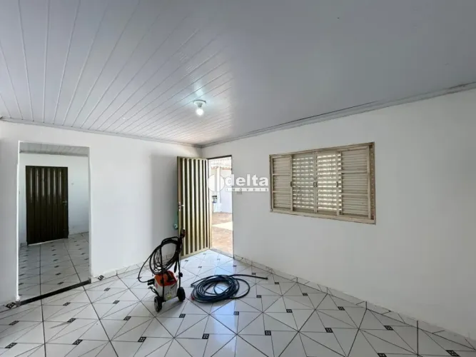 Casa residencial com 2 quartos disponível para locação no bairro São Jorge em Uberlândia-M