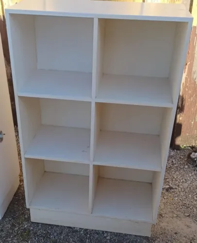 Armário estilo estante, branco, sem portas.