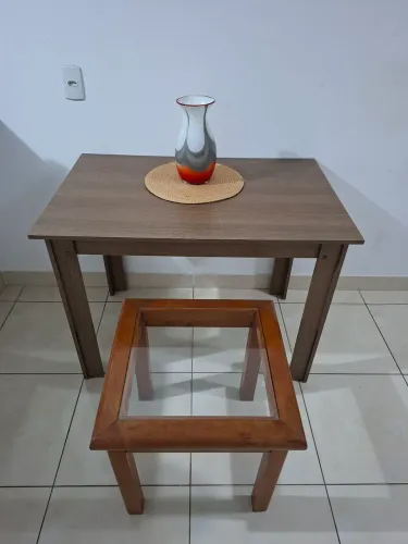 MESA MADEIRADA + MESINHA COM TAMPO DE VIDRO