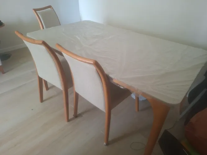 Mesa de jantar em MDF / Nova