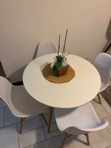Mesa de jantar redonda com 4 cadeiras