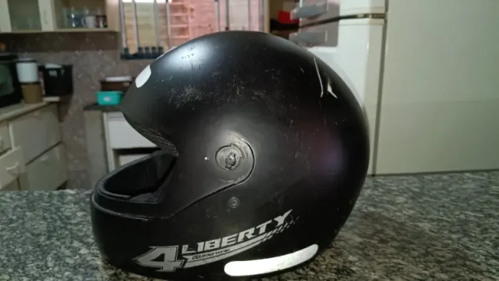 Vendo 2 capacetes sem viseiras