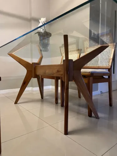 Mesa em madeira e vidro