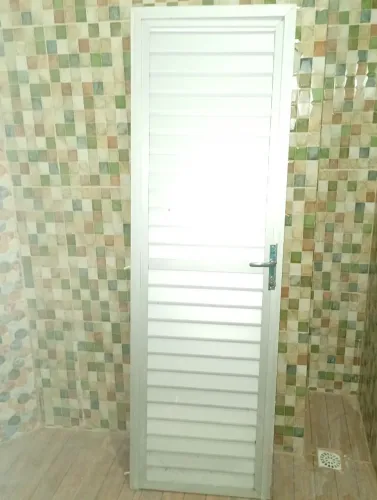 Porta de alumínio 174cm de altura por 54cm largura com fechadura e chave