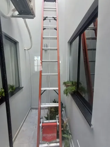 Escada Extensível Rotterman de Fibra de Vidro | 22 Degraus | 3,60m a 6,00m (EFR9929)