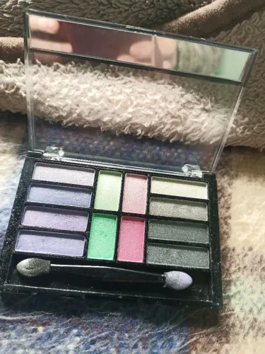Paleta de sombras com 12 lindas cores 