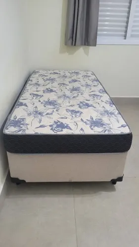 Cama box + Escrivaninha e Cadeira 