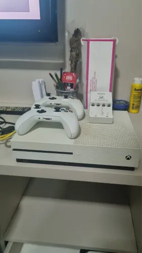 Vendo Xbox One S com 2 controles.