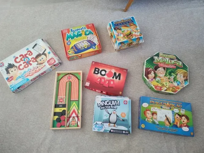 Vários jogos de tabuleiro infantil