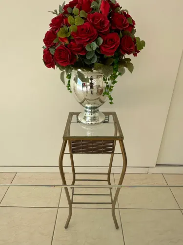 Vendo vaso de rosas e aparador  de vime com vidro
