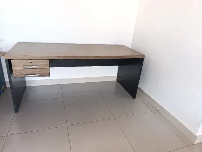Mesa de escritório, medida 1.70 x 70 com 2 gavetas.