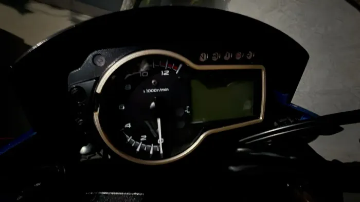 Moldura velocímetro Suzuki GSR 750 2014