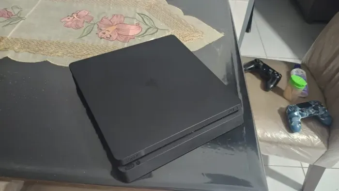 Playstation 4 Slim 1tb - Sony + 2 controles originais e 10 jogos