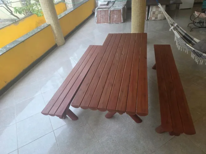 Vendo um conjunto de mesa com bancos!