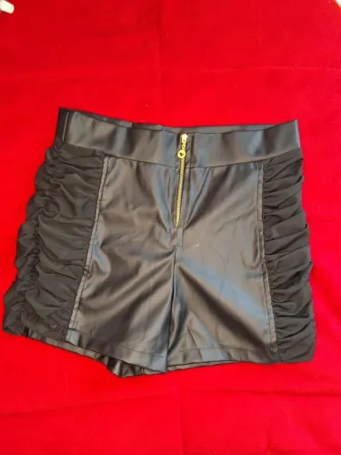 Shorts de couro feminino 