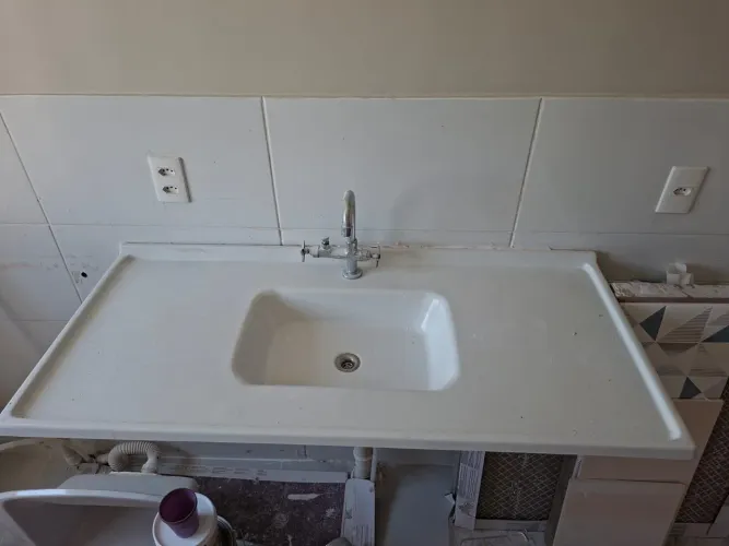 Pia e bancada de cozinha com torneira