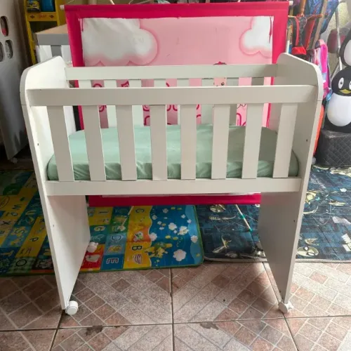 Mini Berço branco com colchao e rodinhas, semi novo
