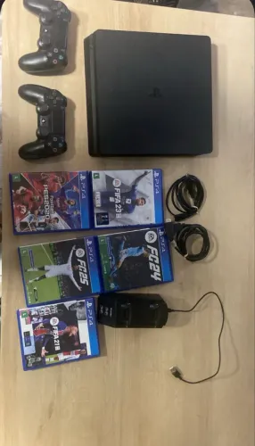 ? PlayStation 4 Slim 1TB + 2 Controles + 5 Jogos + Base Carregadora