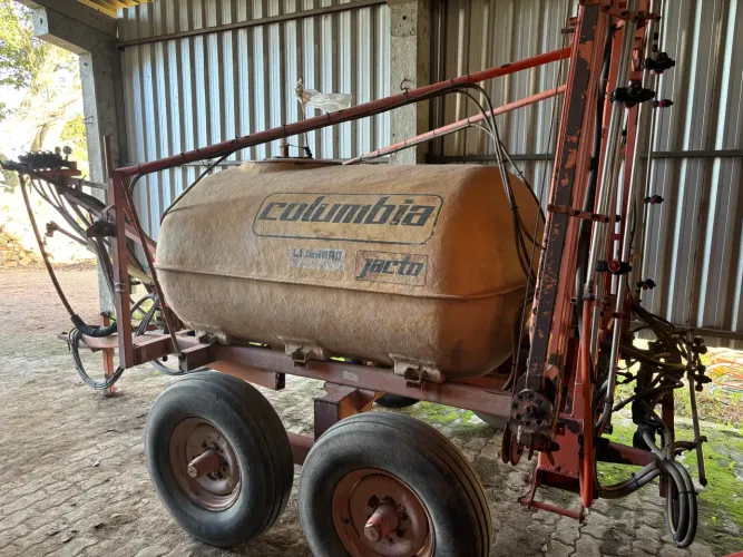 Pulverizador Jacto 2000L Columbia