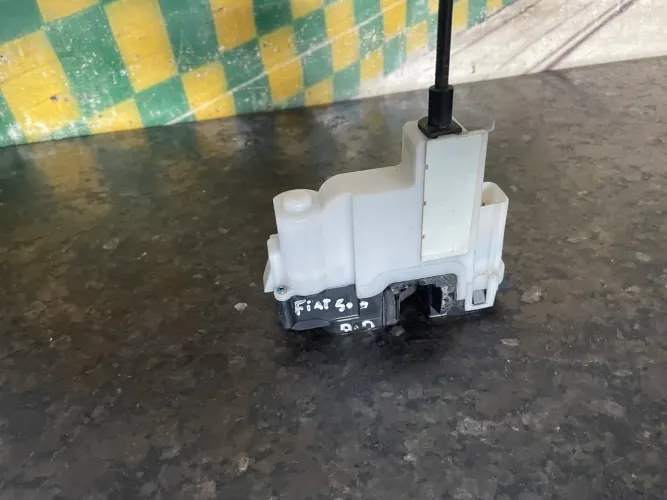 Tranca porta direita fiat 500