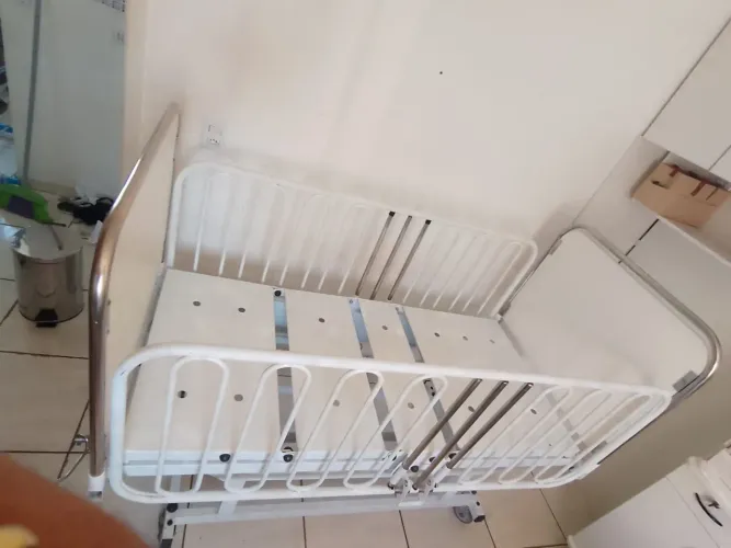 Cama berço hospitalar