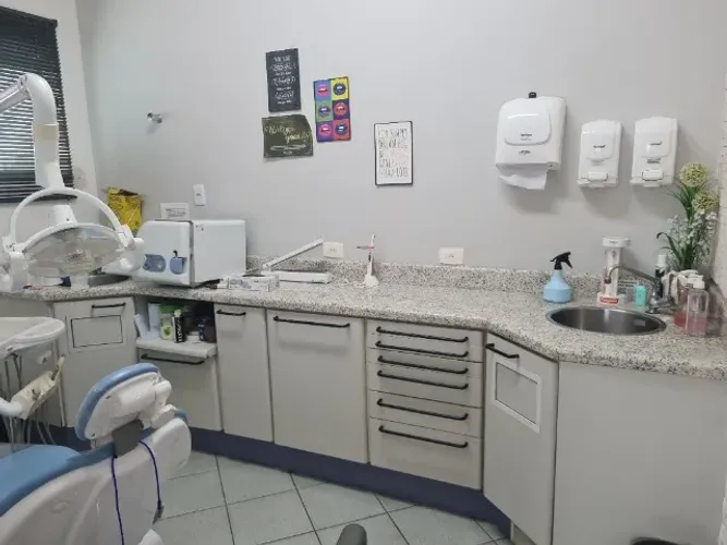"Consultório Odontológico - Equipamentos e Mobiliário"