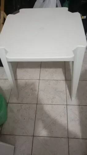 Vende se Mesa e 2 Banquinhos de Plastico