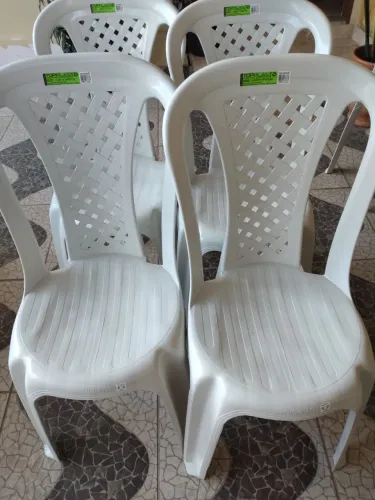 Conjunto de mesas e cadeiras de plástico