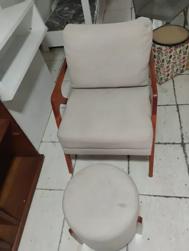 Conjunto de poltrona com puf
