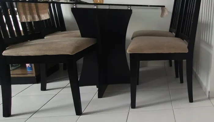 Vendo.mesa jantar em madeira com 4 cadeiras, entrega somente com taxa 