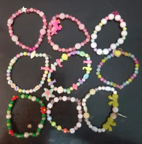 Pulseiras variadas super estilosas.