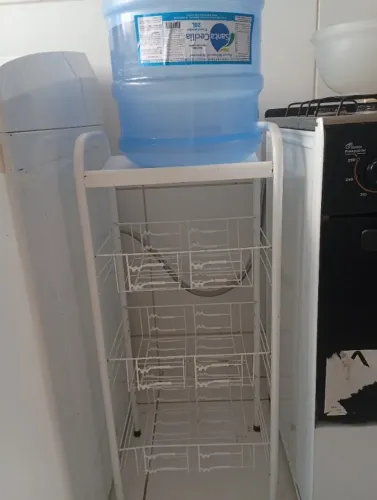Fruteira com galao de água 