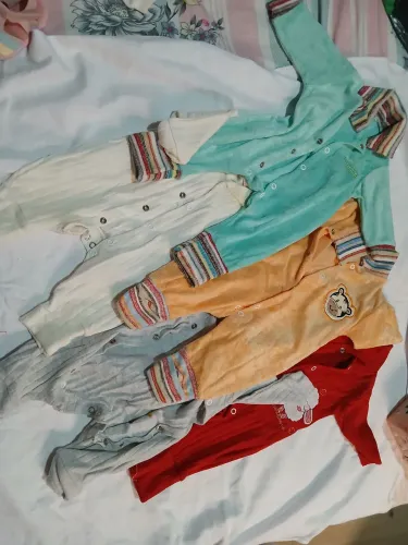 Lote de roupas de bebê macacões 1 toalha 1saco de dormir 2 cobertor tudo bem conservado 