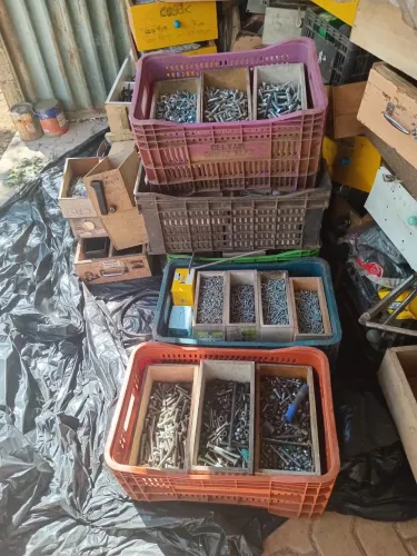 LOTE DE MERCADORIAS PARA LOJA DE PARAFUSOS, PORCAS E FERRAGENS