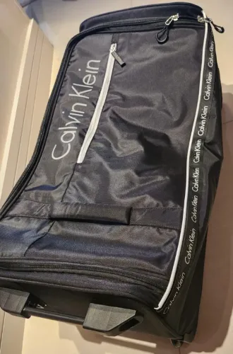 Mala Calvin Klein com rodinhas - excelente para viagem 