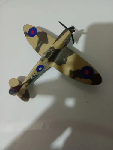 Miniatura de avião de guerra