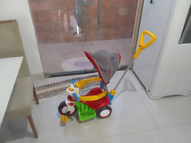VENDO CARRINHO DE PASSEIO DE CRIANÇA. TRICICLO 