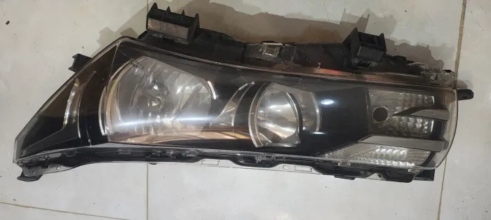 Farol corolla 15/17 original (reparo, funcionando)