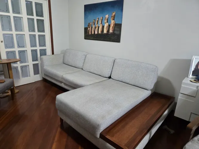Sofá com chaise fixa