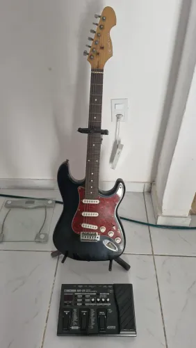 Guitarra e pedaleira BOSS ME-25