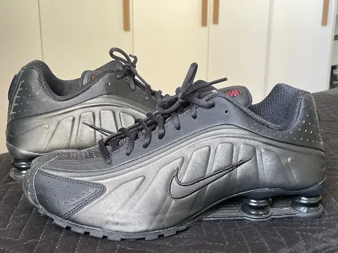 Nike shox r4 na versão all black /triple black