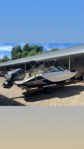 VENDE-SE LANCHA VENTURA 210