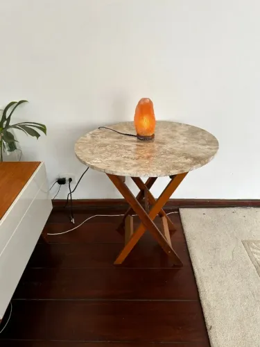 Mesa lateral em travertino com base de madeira