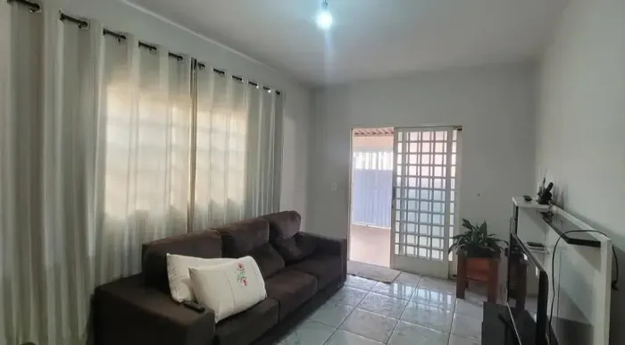 Ótima casa no Arapoanga Quadra 12, na rua da água de coco