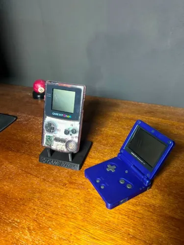 Game Boy Color roxo translúcido e Game Boy Advance SP azul