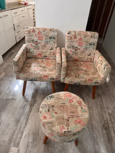 Kit 2 cadeiras e um banquinho