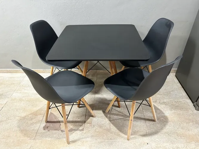 Mesa Eiffel Quadrada 80x80cm + 04 Cadeiras Eiffel Preta