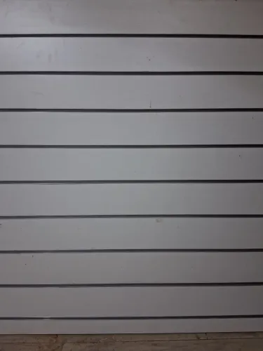 Painel Canaletado com perfil em alumínio A: 113 x L: 118 cm
